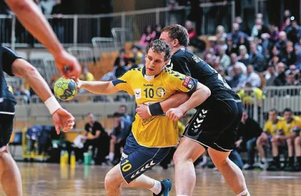Dvoboj koprskih (Tine Poklar) in velenjskih rokometašev (Matej Gaber) predstavlja derbi slovenskega državnega prvenstva