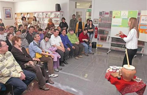 Dobitniki Magajnove bralne značke so včeraj prisluhnili  Ljobi Jenče, skupaj s svojimi  mentorji in knjižničarji