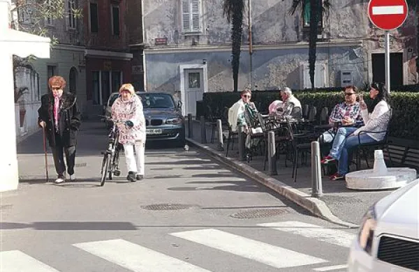  Lastnik slaščičarne Piran   je  dobil dovoljenje za postavitev gostinskega vrta kar na pločniku