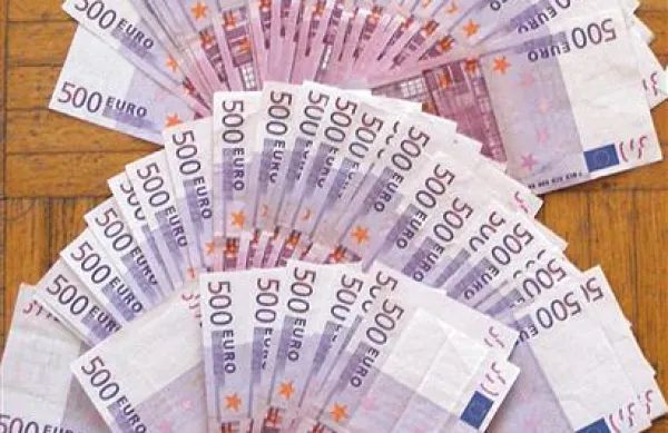 V banki je osumljeni poskušal zamenjati 149 ponarejenih bankovcev po 500 evrov, med hišno preiskavo pa so zasegli še 270 obarvanih bankovcev po 100 dolarjev in 500 evrov