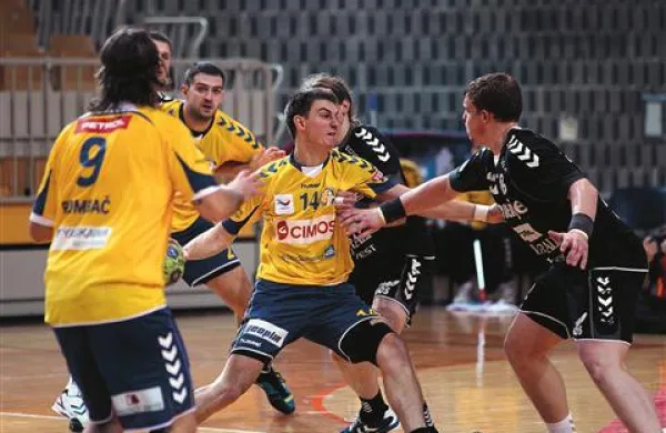  Vladimir Osmajić (v ozadju) je nared za igro, tarča velenjske obrambe pa bo predvsem Sebastian Skube (št. 14)