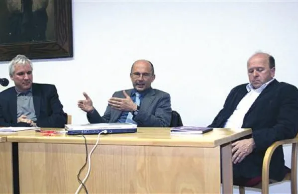 Filozof, zgodovinar in geograf, dr. Bojan Žalec (z leve), Jože Dežman in dr. Andrej Mihevc opozarjajo, da so človeški ostanki v kraških breznih problem  civilizacije, pa tudi  ekologije