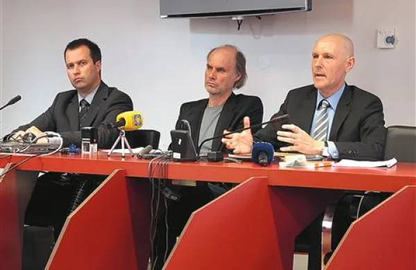 Dragan Marušič (v sredini) je novinarjem prebral svojo izjavo, na  vprašanja pa sta odgovarjala odvetnik Velimir Cugmas (desno) in prorektor Rok Strašek