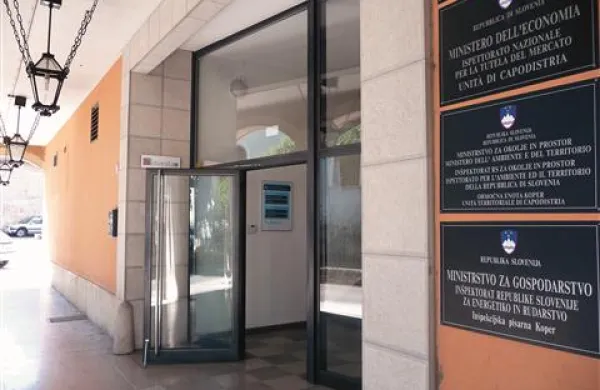 Trg Brolo 12 bo vsaj na  začetku sedež združene območne enote koprsko-novogoriškega inšpektorata za promet, energetiko in prostor