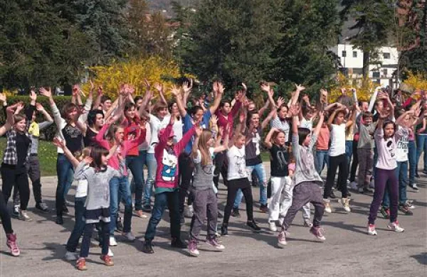 “Javni potniški promet je kul!” je bilo sporočilo nenapovedanega plesnega dogodka na novogoriški avtobusni postaji