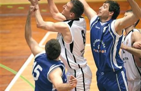 Najboljši strelec Postojne je bil center Milan Klepo (z žogo), zaustaviti sta ga skušala Adin Kavgić (15) in Simon Maršič (8)