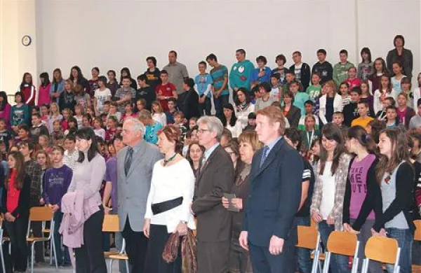 Češki veleposlanik dr. Petr Voznica (stoji drugi z desne) med obiskom na OŠ Šturje Ajdovščina 