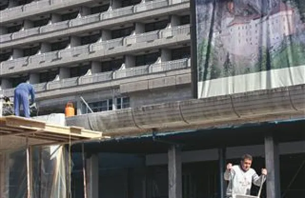 Dela pred hotelom Jama  v bližini vhoda v jamo  so v polnem zagonu