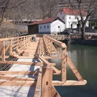 Čez reko Pivko so zgradili prvi zasebni most v državi