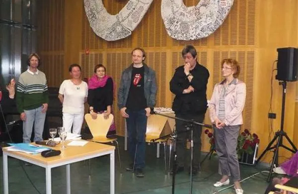   Med finalisti Zdravko Karanović - Koki, Vida Mokrin - Pauer, Alenka Jovanovski, Rok Horžen ter Andrejka Jereb, drugi z desne je gost večera, pesnik Ivo Stropnik.    