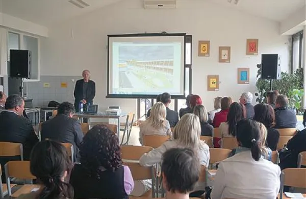 Na predstavitvi načrtov o obnovi šole  in izgradnji telovadnice je bilo največ vprašanj v zvezi z načrtovanim igriščem na strehi telovadnice   