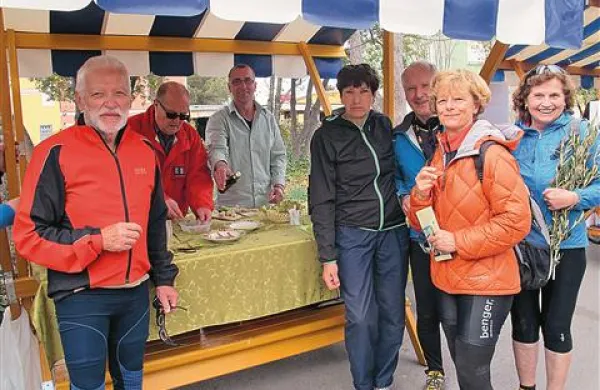 Milan Lorenci (levo) je s prijatelji Bredo,  Leonom, Inge in Alenko na stojnici Gorana Gregoriča (zadaj desno) poskusil njegovo oljčno olje in izolske nasoljene sardone, ki jih je na Coppov trg prinesel Marino Domio