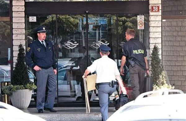 Pred skoraj tremi leti so koprski kriminalisti v Luki Koper opravili hišno preiskavo in iskali dokaze za domnevne nečedne posle, ki naj bi jih zagrešili takratni odgovorni družbe, zdaj pa naj bi račun družbe olajšali “zunanji” akterji