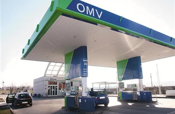 Neosvinčeni 95-oktanski kot 100-oktanski bencin se bo podražil za 3,5 centa - prvi na 1,528 evra, drugi na 1,544 evra za liter, kar je največ doslej. Dizelsko gorivo pa se bo pocenilo za 0,7 centa na 1,358 evra.