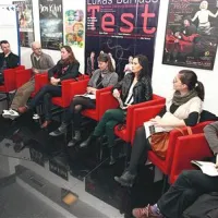  Gostovanje Gibanice v Kopru so predstavili: (z leve) Sandra Đorem, koordinatorica Mreže sodobnega plesa, Goran Bogdanovski, član umetniškega odbora Gibanice in umetniški vodja Mreže sodobnega plesa, Rok Vevar, član umetniškega odbora Gibanice, Liljana Ujčič (Plesni Studio Lai), Mojca Zupanič, producentka, Vesna Stojnič (KUD Erato)  Mateja Palčič (JSKD Koper) in Anja Slavec (KUD Nambole)