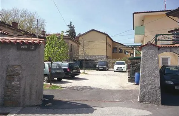 Sporno parkirišče, ki so si ga leta 2002 uredili prebivalci Šibeniške ulice