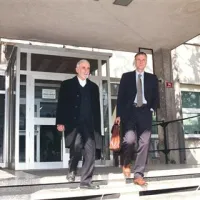 Ajdovski župan Marjan Poljšak (levo) z zagovornikom Brunom Krivcem (desno)  pred hišo pravice 