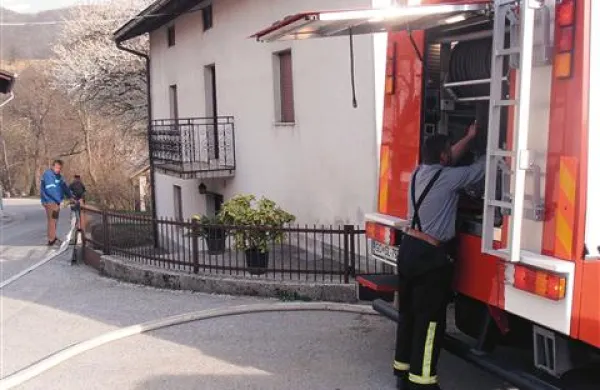 Pred dnevi so v Tolminski Lom prepeljali največjo pošiljko vode, s katero so napolnili izpraznjeni vodohran. S sedmimi vožnjami  je cisterna v vas nad Mostom na Soči prepeljala 49.000 litrov vode.