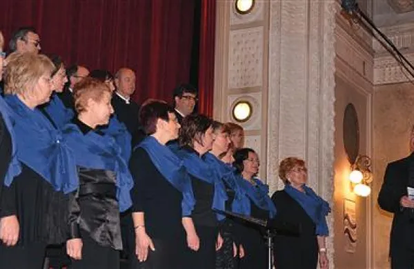 Mešani pevski zbor Encijan, ki deluje pod okriljem kulturnega društva Istra in predsednik Zveze pevskih zborov Primorske Anton Baloh 