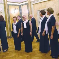 Pevke in pevci Mešanega pevskega zbora Primorje iz Ajdovščine  pred odhodom na oder