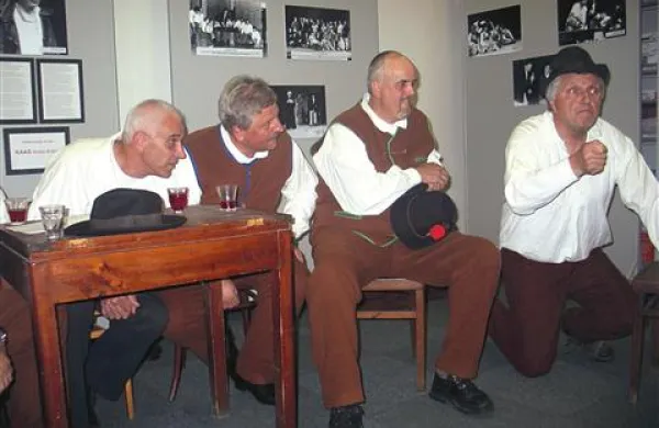 Na odprtju razstave fotografij izpred 30 let: Rado Jurač (desno) kot Krjavelj in pevci skupine Vasovalec