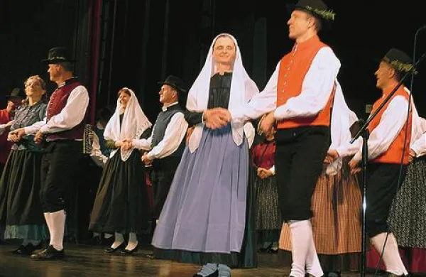V Tolminu so folklorne skupine spet prikazale raznolikost ljudskih običajev, folklore in ljudskih viž