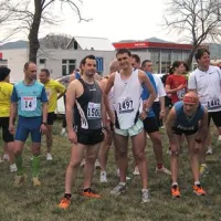 Priprave na start. Vasja Vitez (14) je najprej poskrbel za mlade tekače, potem pa je šel na progo po zlato v  kategoriji.