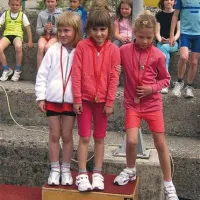 Deklice 2005 in mlajše, z leve: Eva Konavec, Lia Domevšček, Maja Medveš