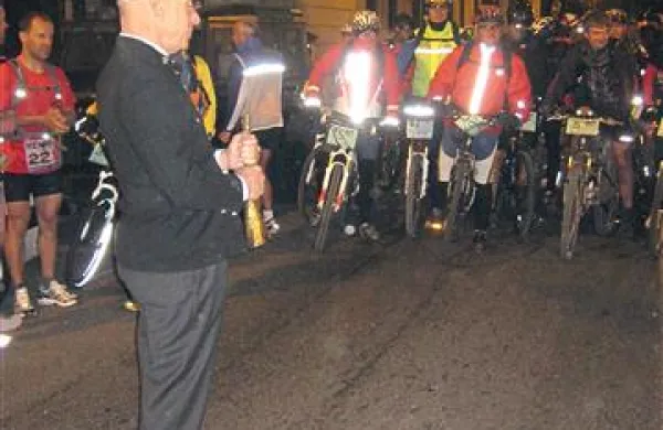 Roka se bo čez nekaj hipov dvignila, odpravnik bo zapiskal in zgodovinska dirka se bo začela 