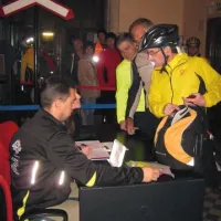 Tako rekoč sredi noči so v tržaškem železničarskem muzeju sprejemali še zadnje prijave. V ospredju je Valter Valenčič, član kolesarskega odseka OPD. 