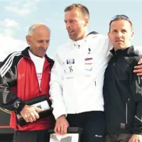 Trije najhitrejši ultramaratonci s težkimi pokali, narejenimi iz kosov tirov