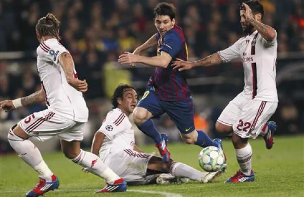 Lionel Messi (v rdeče-modrem dresu) je postal najmlajši nogometaš v zgodovini lige prvakov z najmanj 50 doseženimi zadetki v tem tekmovanju 
