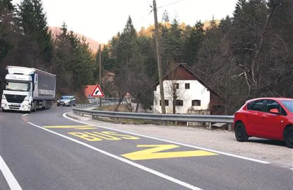   Talne označbe so že, a kaj, ko avtobusi očitno še precej časa ne bodo ustavljali na njih 