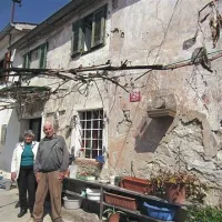Kumrija in Bruno Krmac živita v  skromni občinski hiši v Sečovljah, ki jo občina še ni uspela obnoviti in urediti sanitarij 