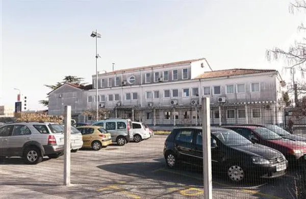 S poslopjem, v katerem je nekoč prebival Stavbenik, policijska postaja ni imela srečne roke