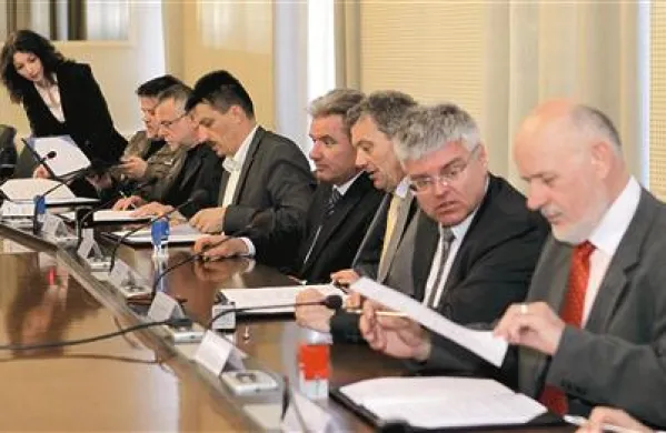 Za mizo, kjer so socialni partnerji podpisovali izhodišča za socialni sporazum, je včeraj manjkalo šest sindikalnih predstavnikov 