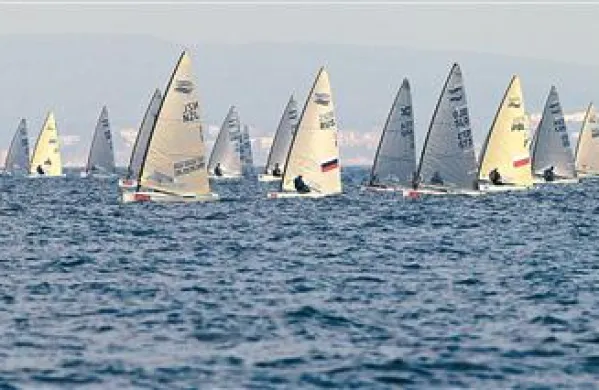 Flota razreda finn (v sredini jadrnica Vasilija Žbogarja) včeraj na Majorki