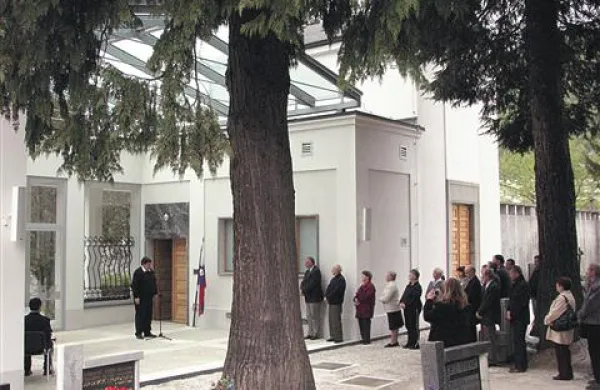 Idrijčani bodo morali za pokopališke storitve poslej plačati 20,68 odstotka več, za medkrajevne prevoze pokojnikov pa kar 78 odstotkov več. Podražili jim bodo tudi pristojbine za grobove. 