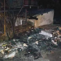 Ogenj se je iz zabojnika razširil celo na ostrešje bližnje hiše