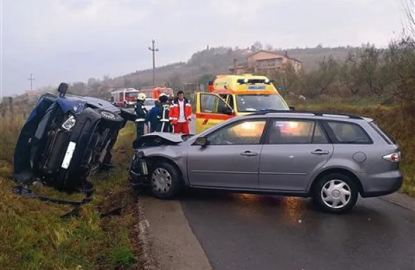Zaradi spolzke ceste je voznico z avtom zaneslo na nasprotno stran vozišča, kjer je trčila v drugo vozilo