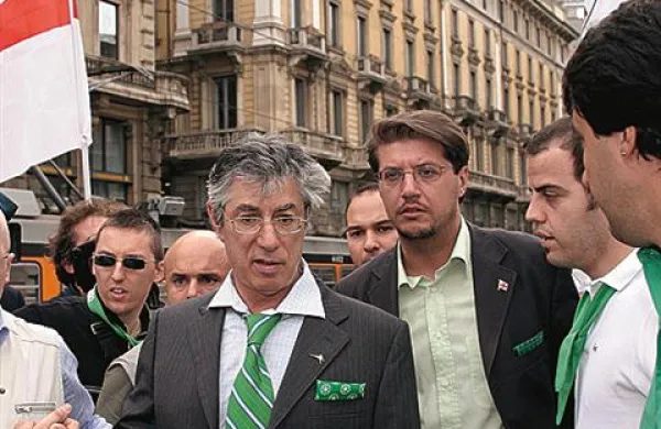 Predsednik desne opozicijske Severne lige Umberto Bossi je danes odstopil