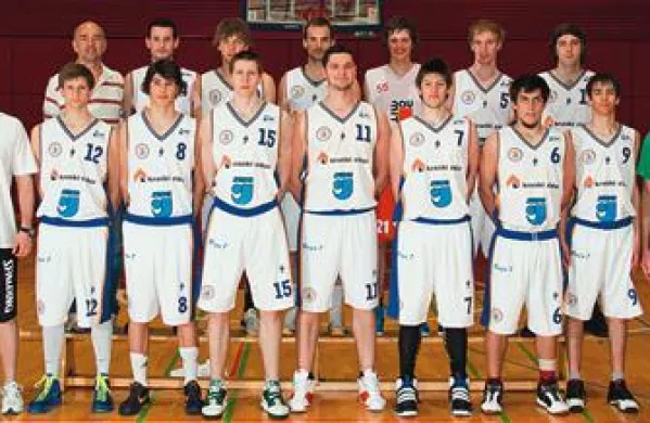 Ekipa KK Kraški zidar, ki si je izborila nastop v 3. SKL. Z leve, zgoraj: član uprave Igor Meden, Vito Babuder, Alen Mevla, Gregor Pantelič, Sašo Kralj, Jaka Strnad, Martin Ščuka; spodaj: trener Miroslav Jurić, Miha Brundula, Žiga Kukanja, Vito Furlan, Mirnes Husić, Jean Claude Paradiso, Matej Skok, Tomaž Nabergoj, predstavnik kluba Ranko Štrekelj.