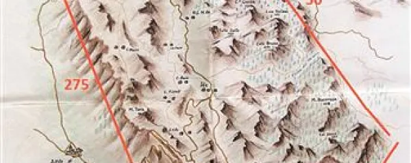 Nanos na vojaški skici in obroč  vojakov, sklenjen okoli planote
