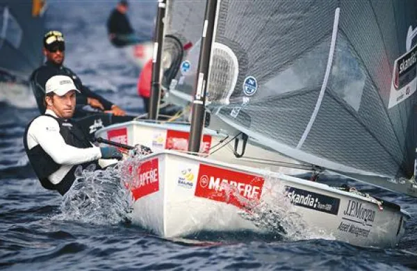 V razredu finn vodi Ben Ainslie (VB, na fotografiji) pred Zachom Raileyem (ZDA) in Danielom Birgmarkom (Švedska)