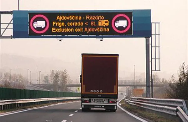 Protivetrna ograja bo tovornjakom omogočila vožnjo tudi pri veliki hitrosti burje