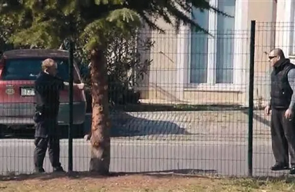 28-letni varnostnik je proti Izolanu uperil pištolo