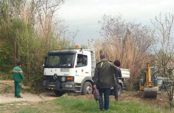 Komunalni delavci so včeraj dopoldne morali umakniti tovornjak in kopač, ker  je eden od krajanov za njima parkiral avto