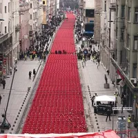 Ob 20. obletnice začetka obleganja mesta so v spomin na 11.541 smrtnih žrtev tega skoraj štiriletnega obleganja na glavni ulici Maršala Tita postavili prav toliko praznih rdečih stolov
