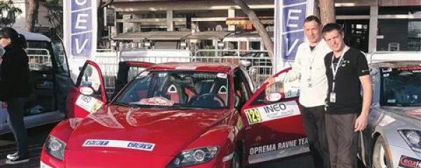 Andrej Pečjak (levo) in sopotnik Dejan Grabner ob predelani športni mazdi RX-8