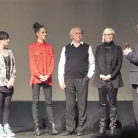 Del filmske ekipe z igralko Ulo Furlan (druga z leve) in režiserko Jasno Hribernik (četrta z leve) ter pobudnikom filma dr. Vasjo Klavora. Režiserka si je s filmom “priborila” zlato plaketo Janka Premrla - Vojka, ki ji jo je izročil Vladimir Krpan, predsednik Območnega združenja borcev za vrednote NOB Nova Gorica. 